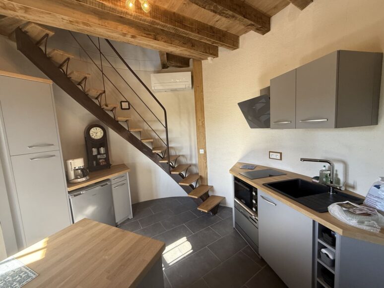 Au rez-de-chaussée La cuisineEntièrement sur mesure pour pouvoir s'adapter aux formes de la tour.