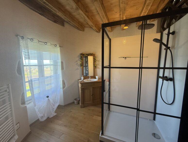 Salle de douche    comprenant les WC au premier étage, mettant également à votre disposition un lave-linge, un sèche-cheveux..