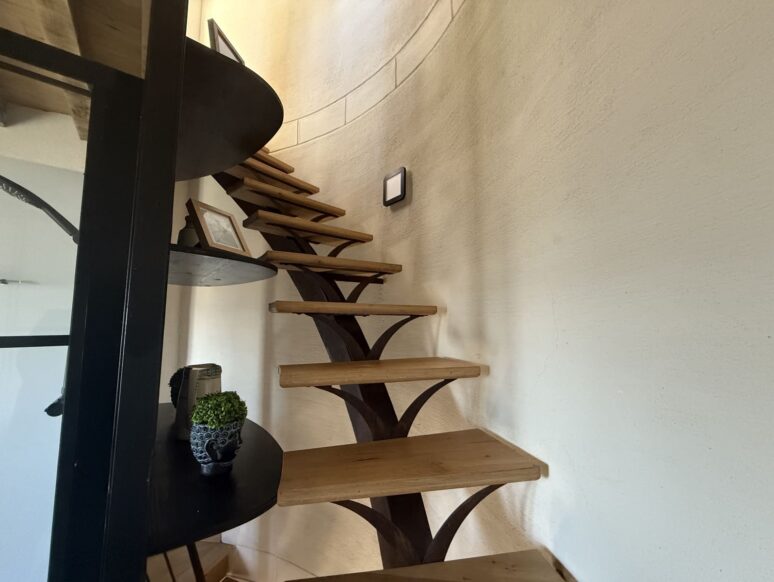 L'escalier du gîte Un escalier mêlant fer et bois alimente ces deux niveaux..
