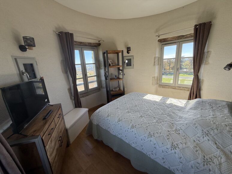 Une chambre douillette pour deux Située au dernier étage, dont les 3 fenêtres vous offrent une vue magnifique .