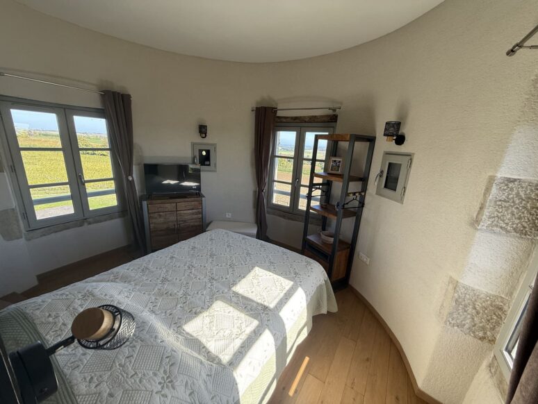 Mais aussi dans la chambre du gîte  Une télévision agrémentera votre confort ainsi que le wifi gratuit.