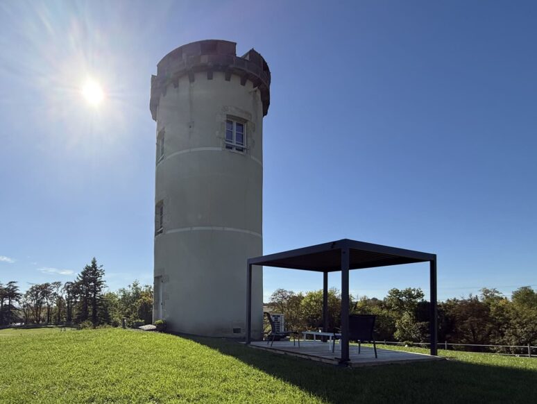 Profitez de la terrasse extérieure Et admirez la vue depuis la tour du gîte.